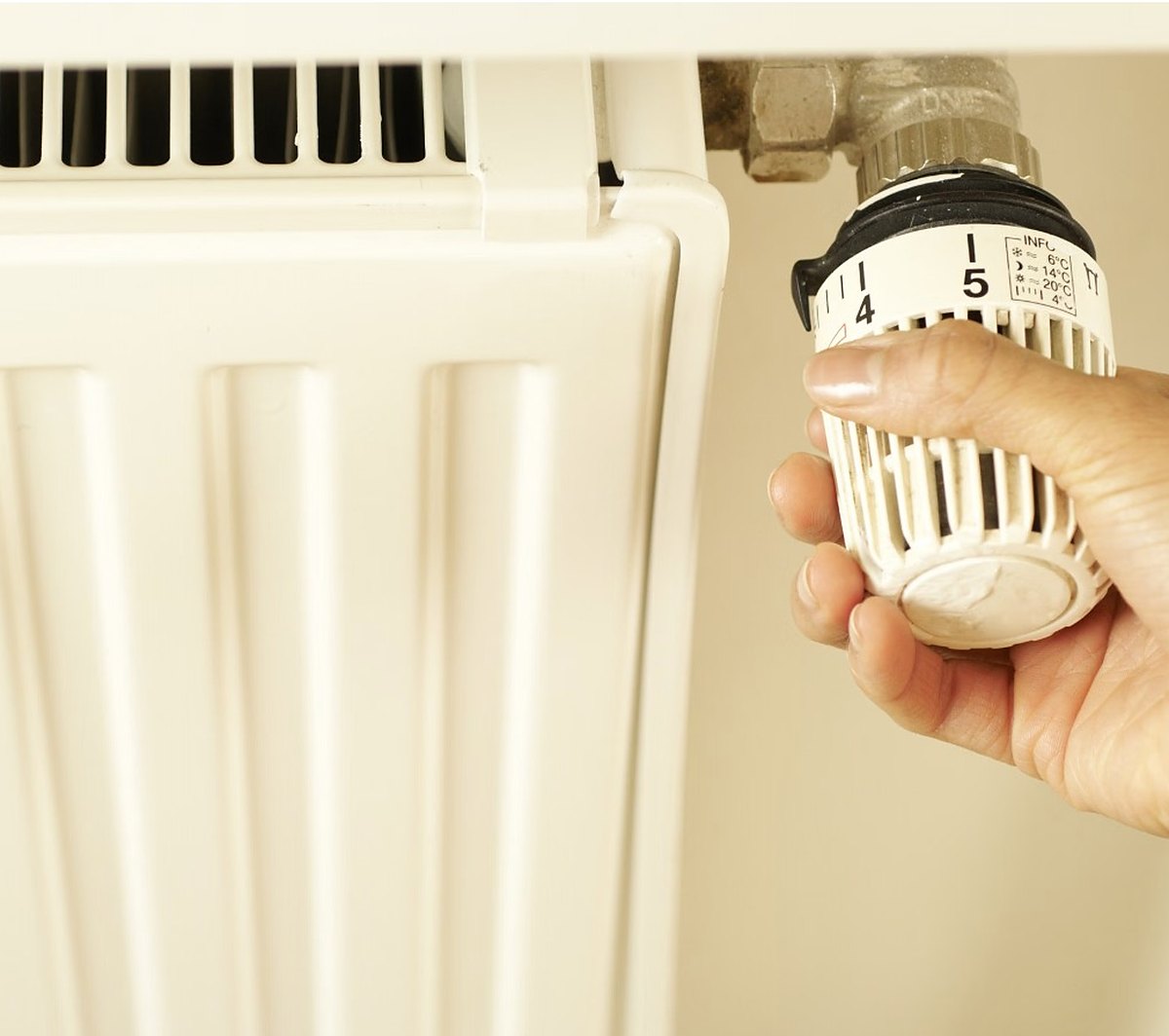 Adjusting a thermostatic radiator valve